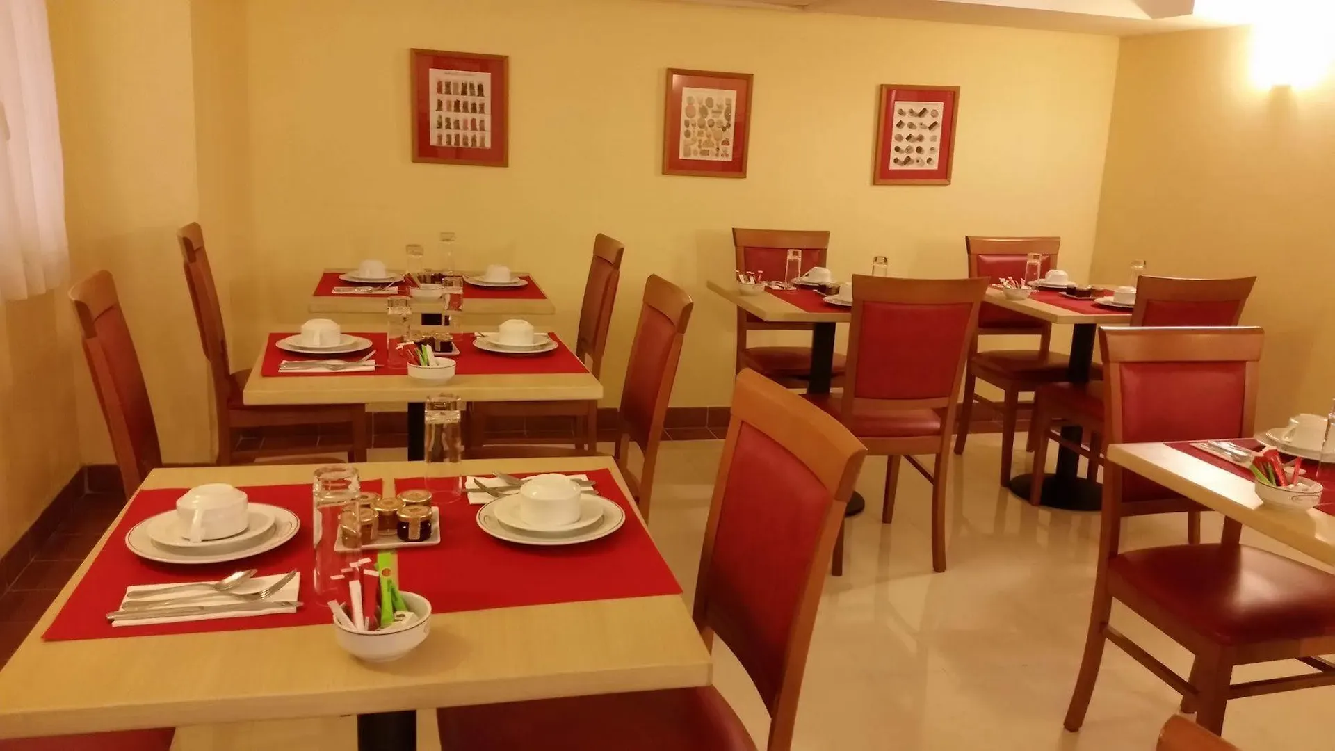 Hotel Les Cigales Niza 3*,
